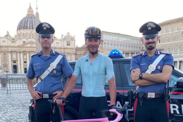 Pawel Nowak vor dem Vatikan